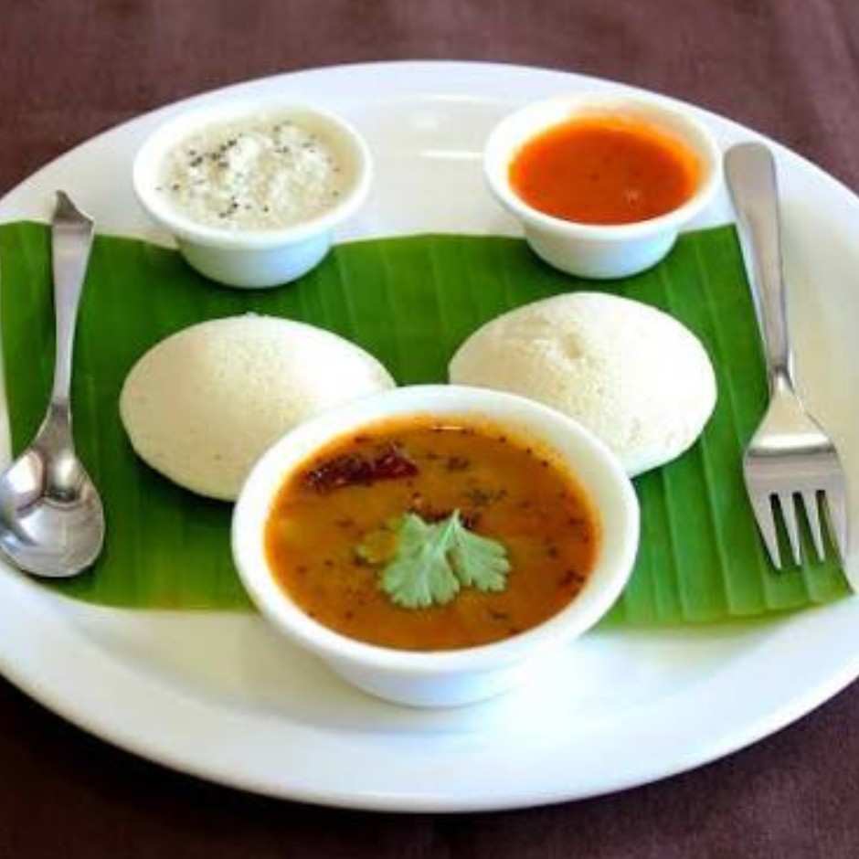 2 Idly w Sambar & Chutney