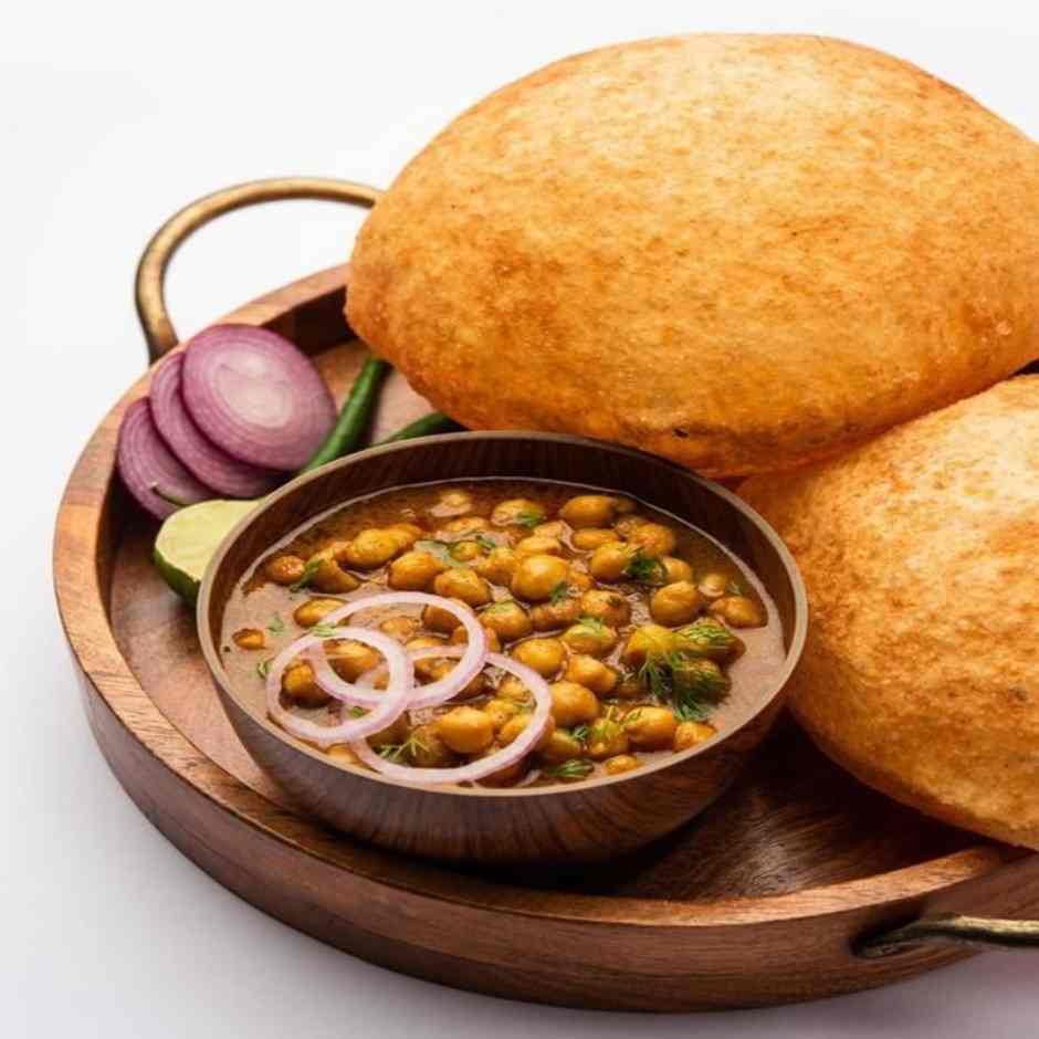 2 POORI w CHOLE